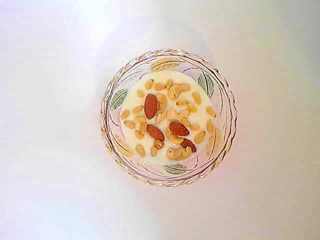 ナッツと松の実のヨーグルト