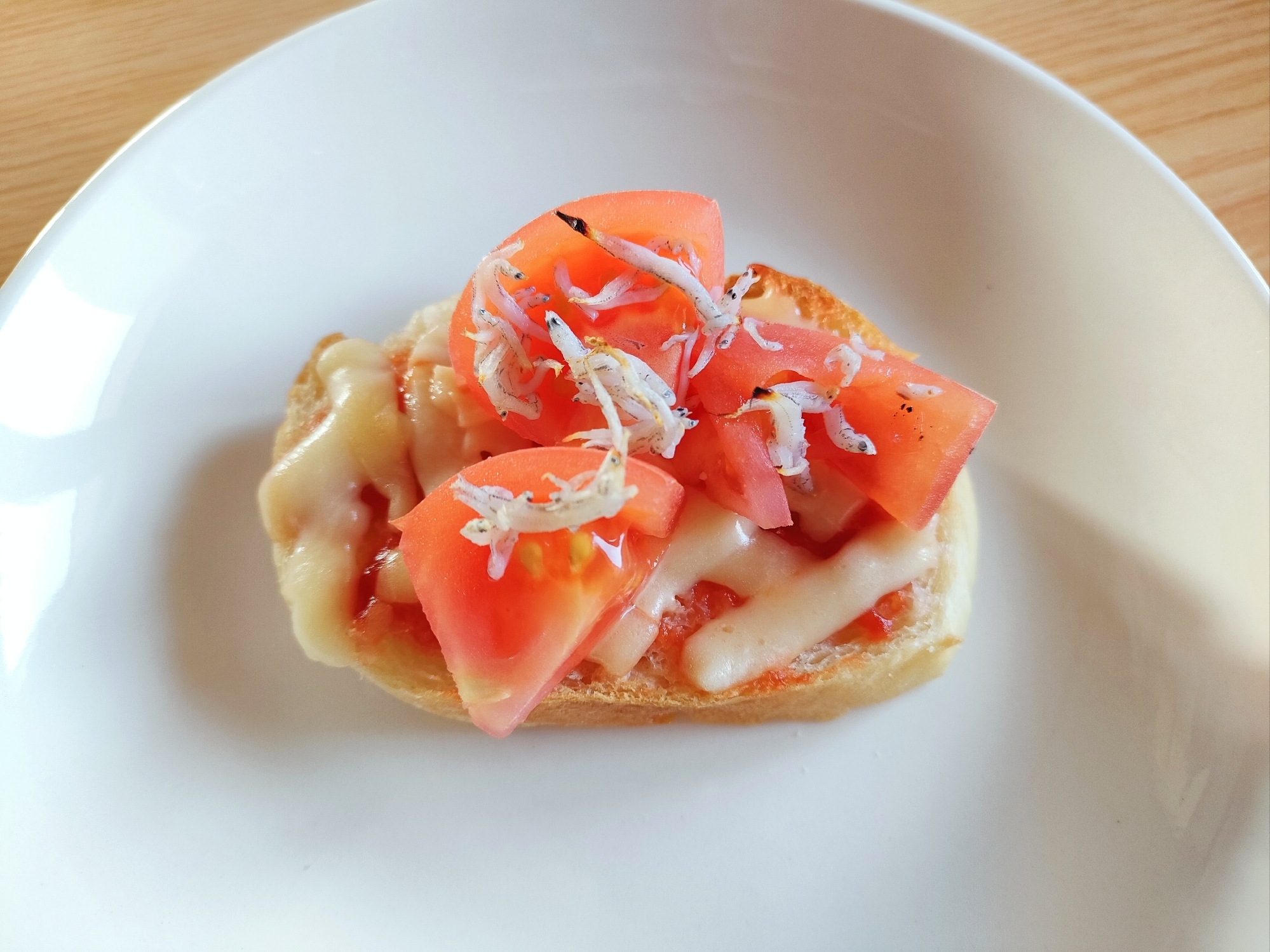 トマトとしらすのピザトースト