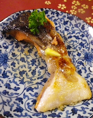 鮭カマのニンニクバター焼き