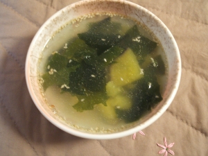 さつまいもとわかめの中華スープ