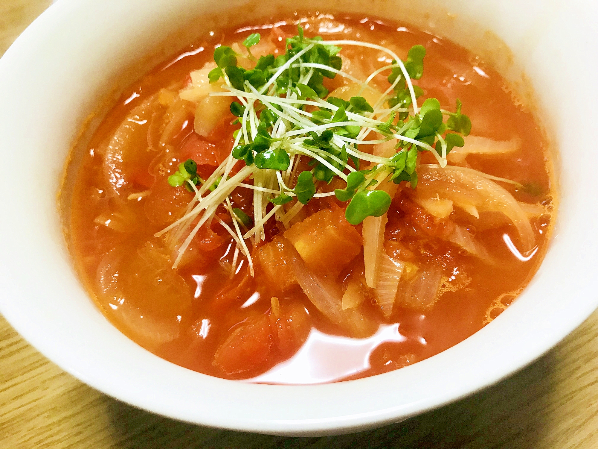 白い器に入った、トマトのスパイシーフォー