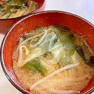 もやし・きゃべつ・わかめの味噌汁