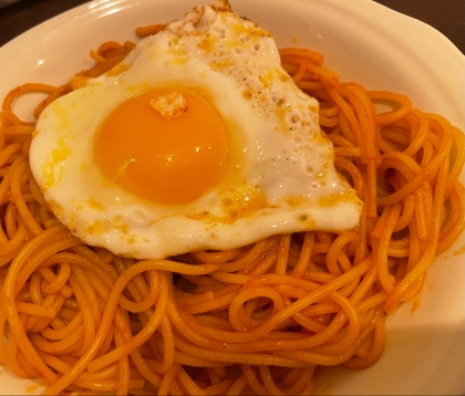 目玉焼きのせナポリタン