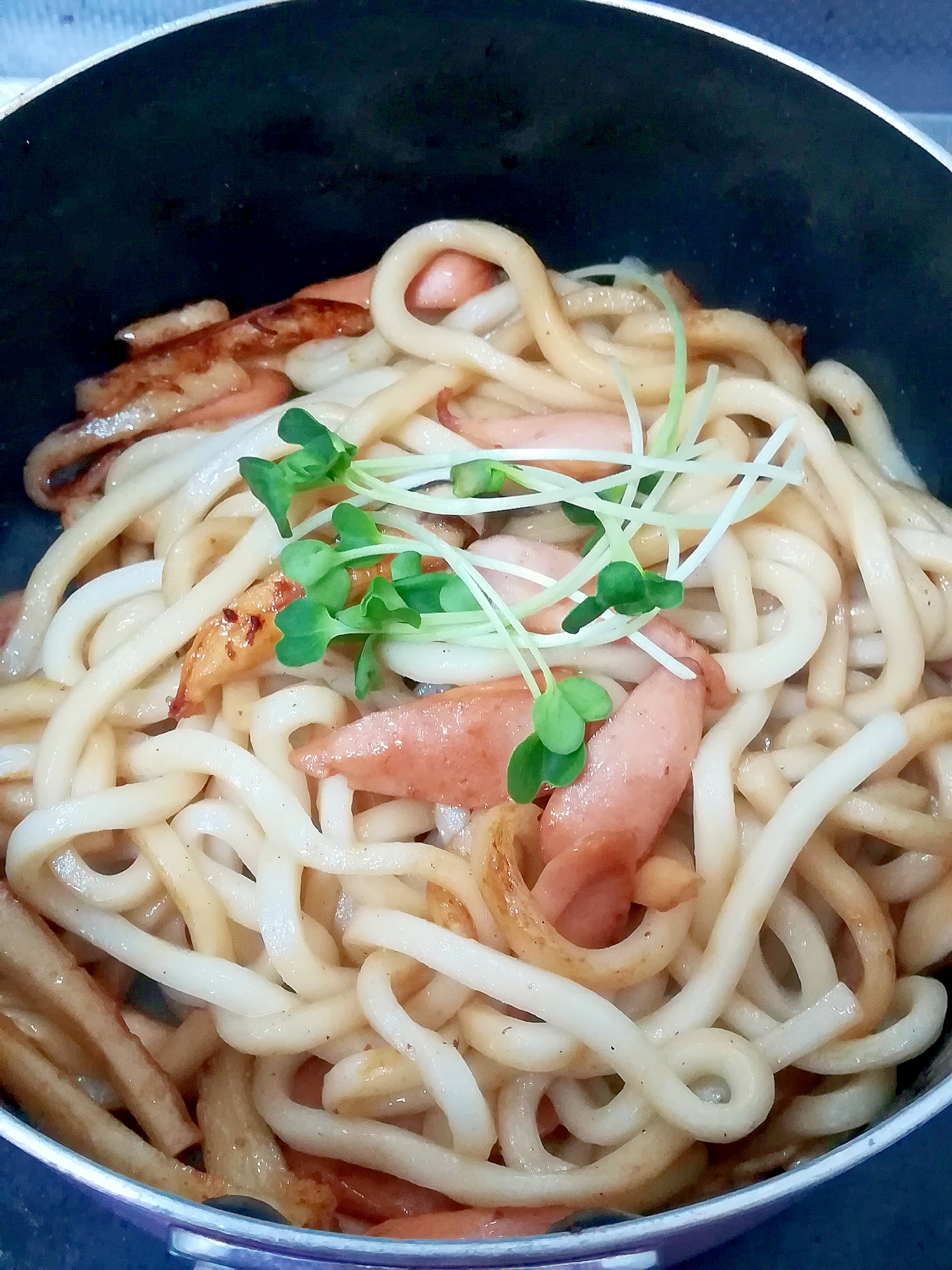 ごま油香る♪ウインナーとちくわの焼きうどん