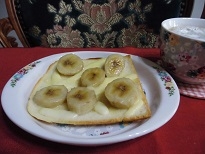 バナナとチーズがマッチして　美味しい朝食になりました　ココナッツオイルで健康で元気がでそうです