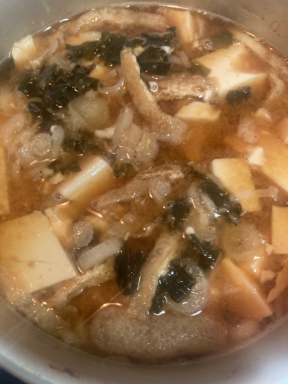 春キャベツの外葉と豆腐とわかめの味噌汁