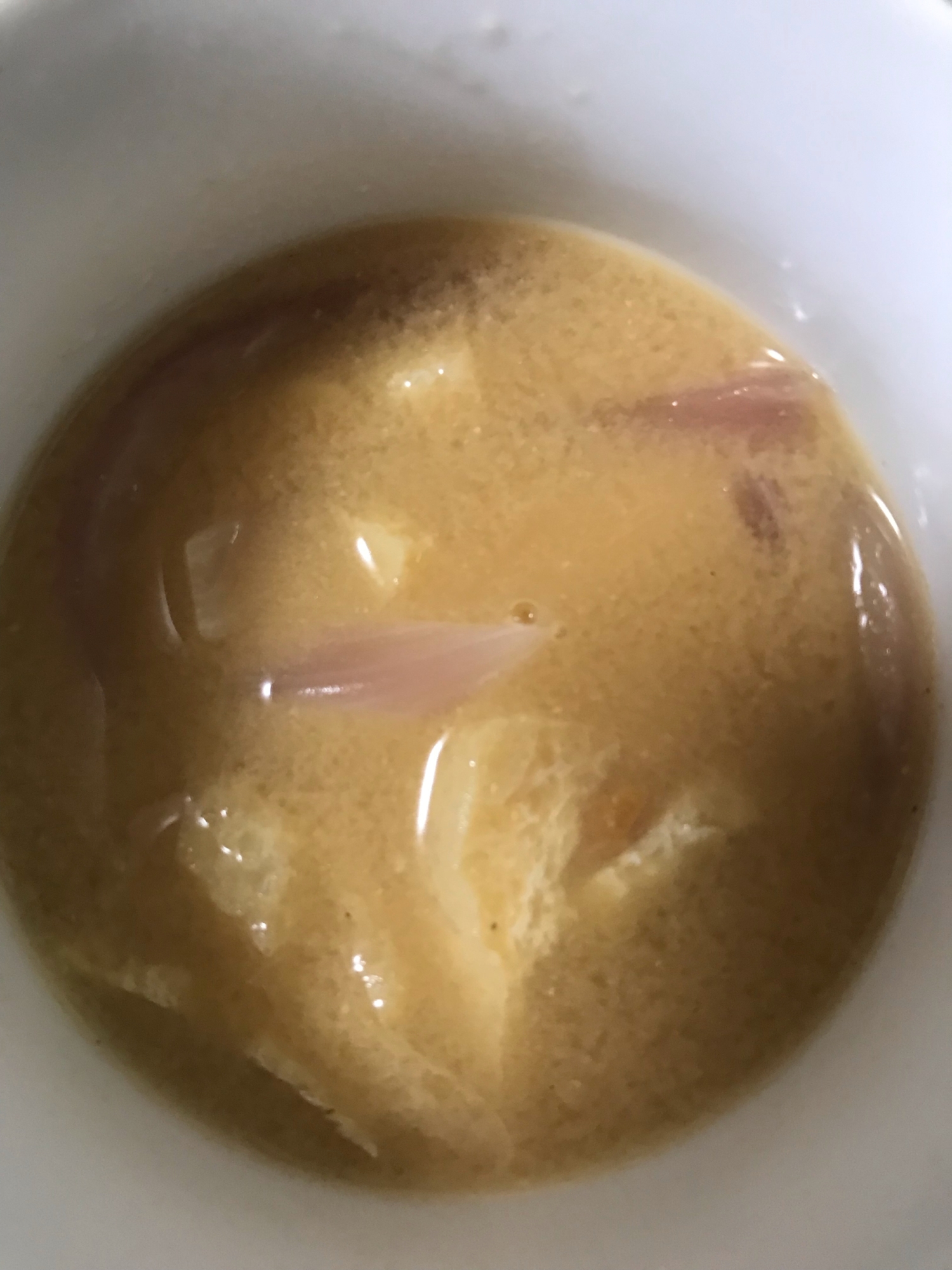 紫玉ねぎと油揚げのお味噌汁