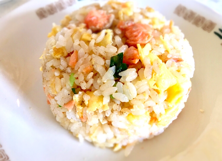 余った鮭で主婦の１人ご飯【鮭チャーハン】