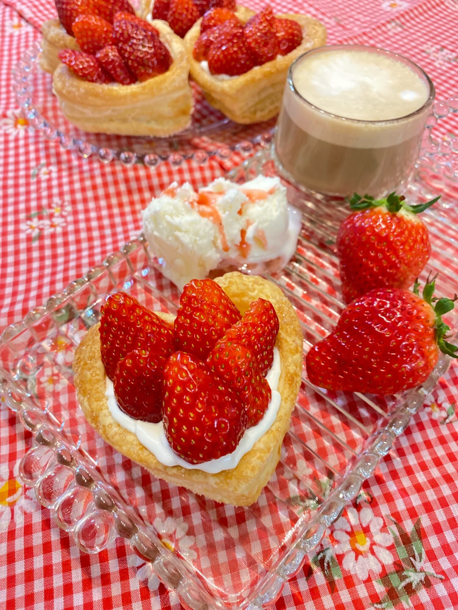 冷凍パイシートで！フレッシュいちごのいちごパイ♪ レシピ・作り方 by