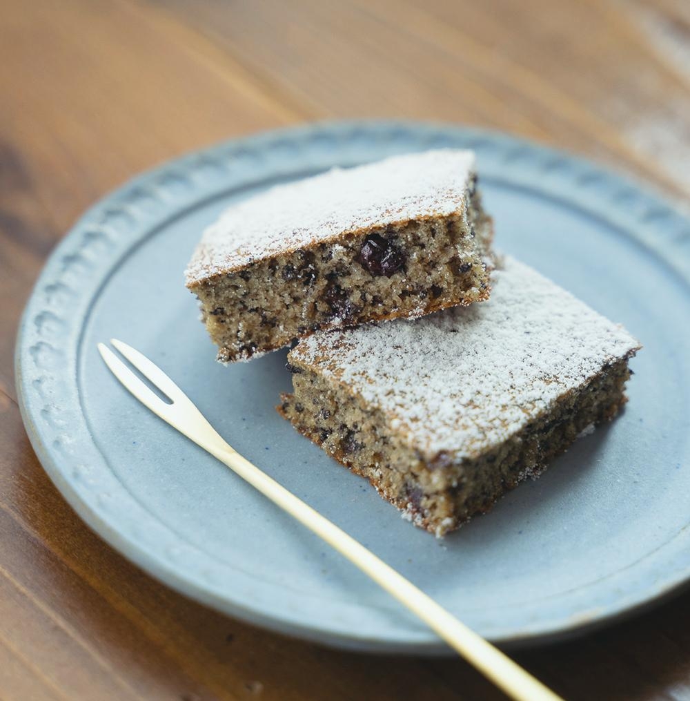 黒ごまとブルーベリーのもちもちケーキ