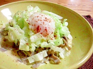 そば粉の平打ち麺ｄｅカルボナーラ風　温泉卵添え