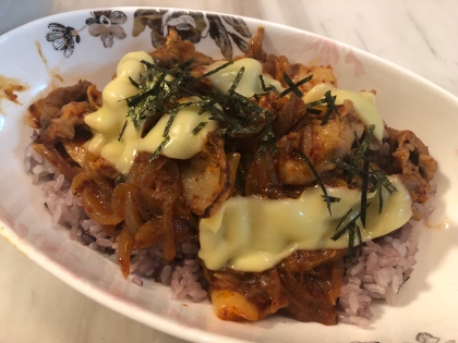 ご飯の上にのせて豚キムチ丼にしました。チーズとの相性も良く、美味しかったです。是非また作りたいです。