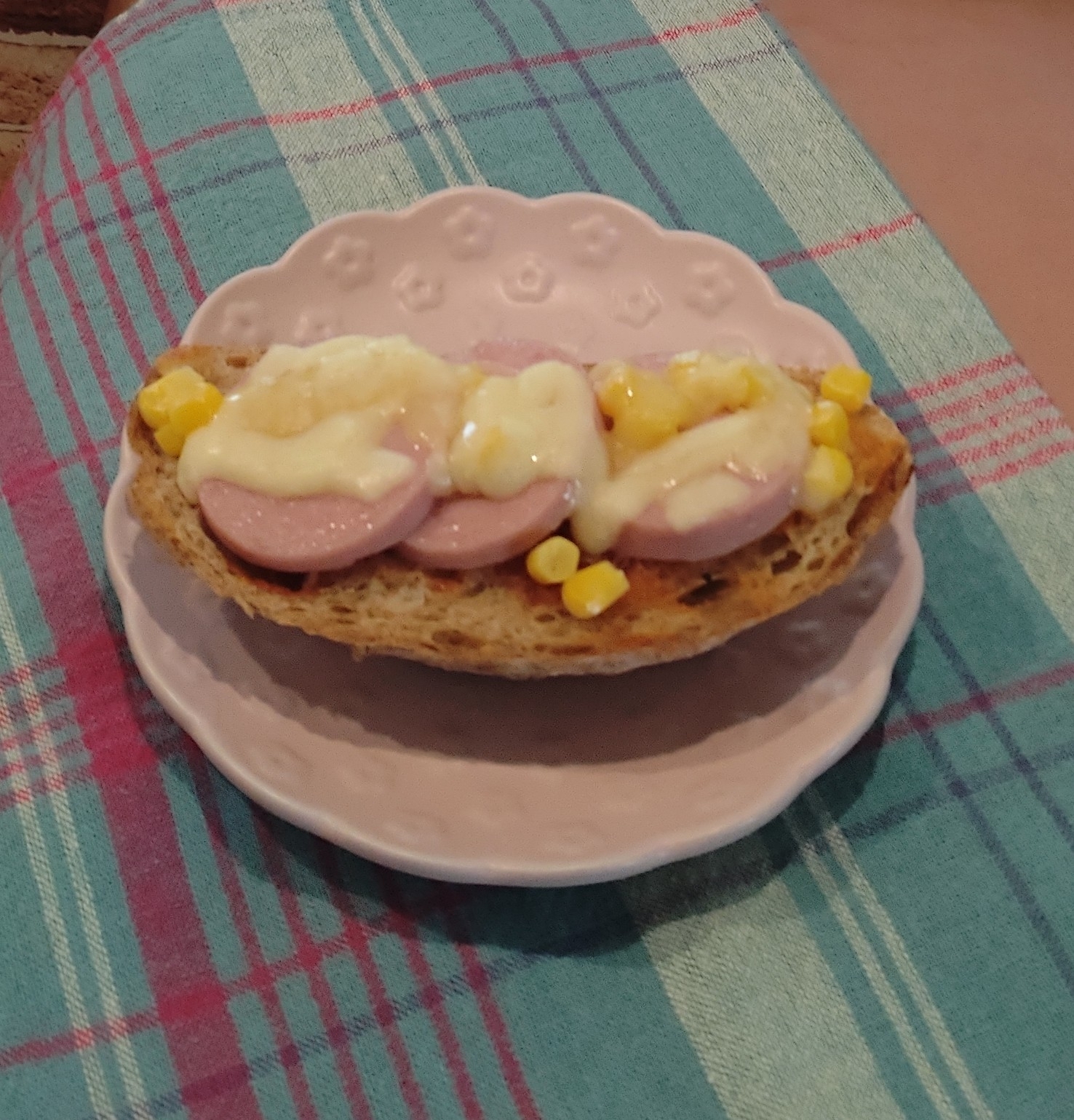 ポークソーセージとコーンのピザトースト