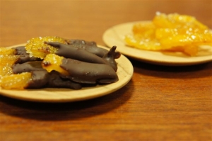 木の皿に盛り付けたゆずピールのチョコレートがけ