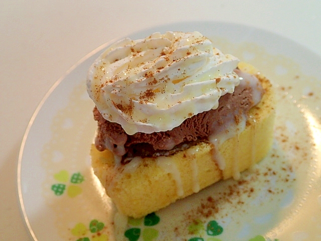チョコアイスとホイップのシナモン香る生ロールケーキ