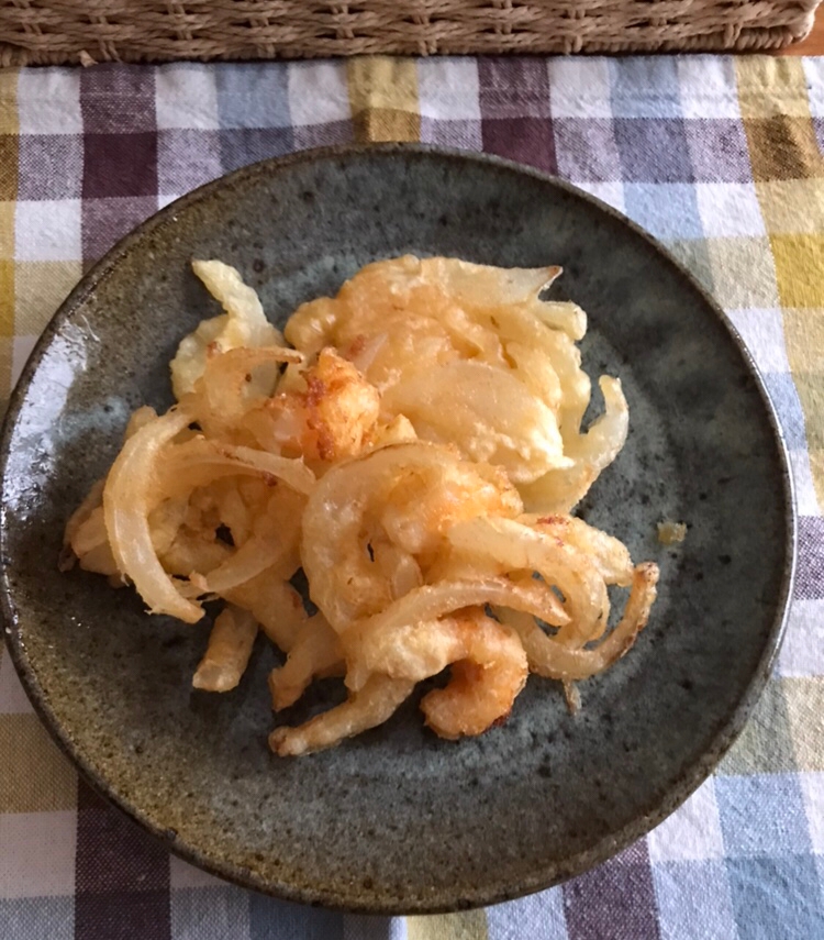 むきエビと新玉ねぎのパプリカ衣天ぷら