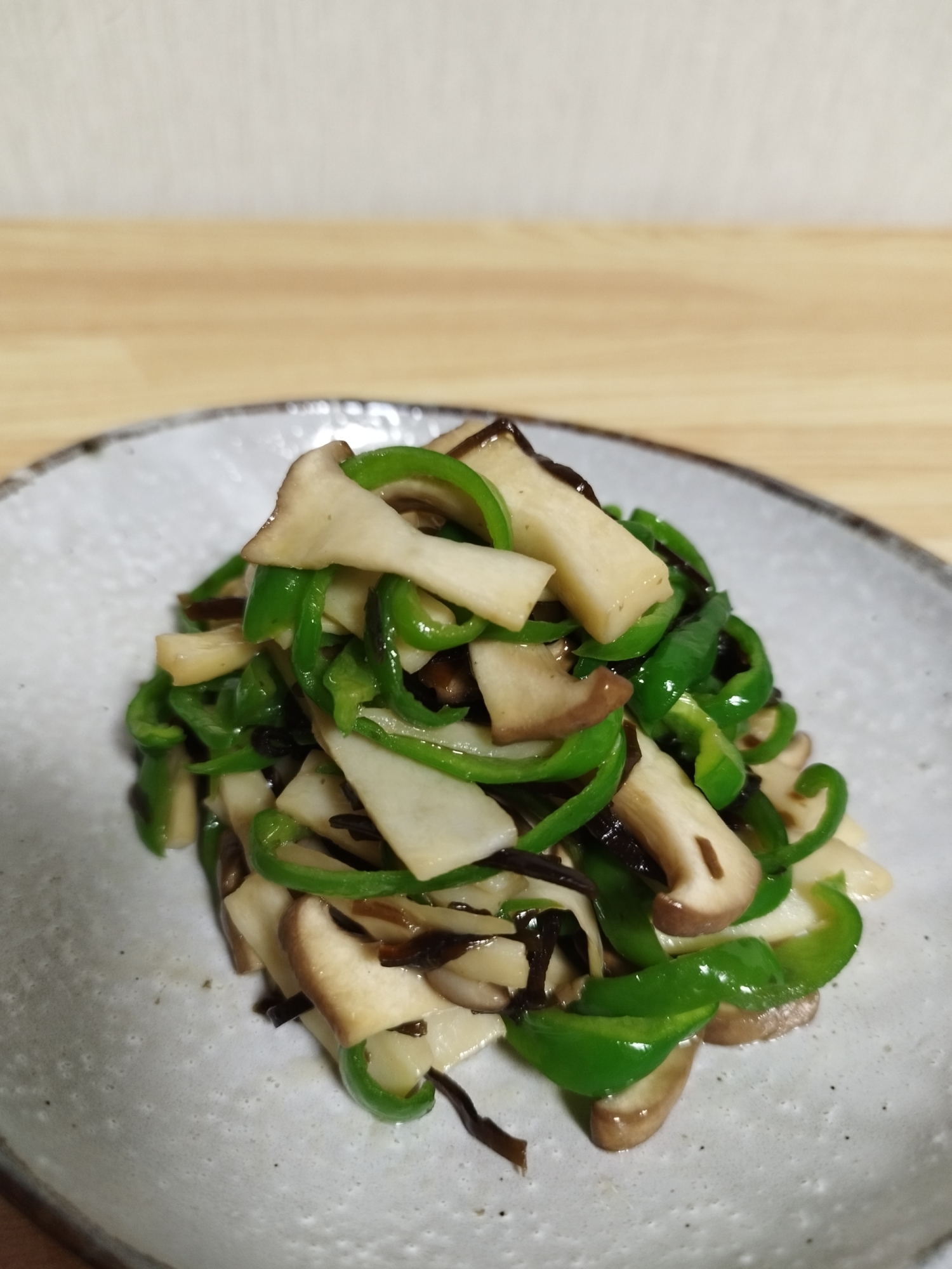 電子レンジで簡単【エリンギとピーマンの塩昆布あえ】