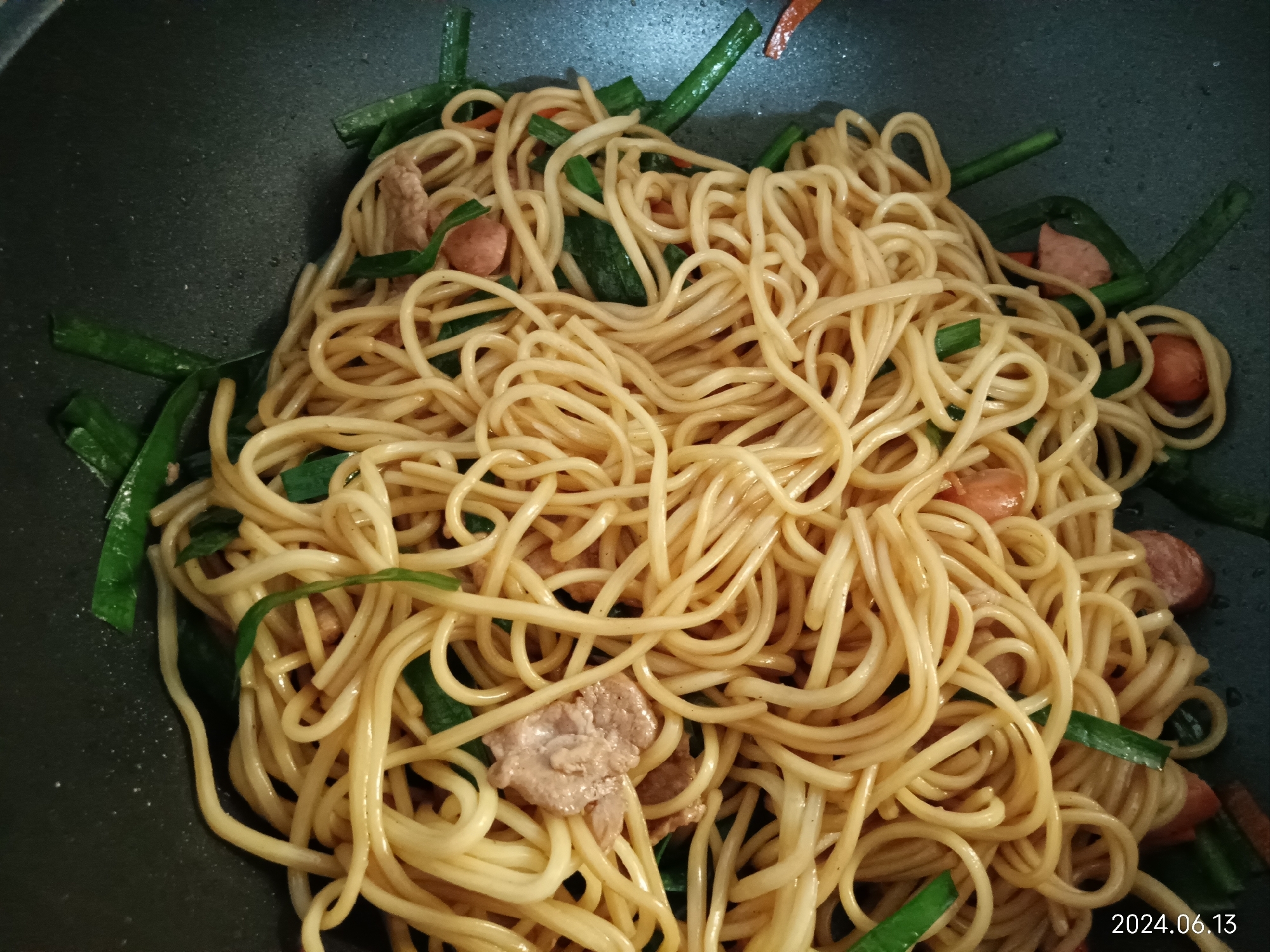 にら、豚肉、ウインナー、にんじん入り、焼きそば！