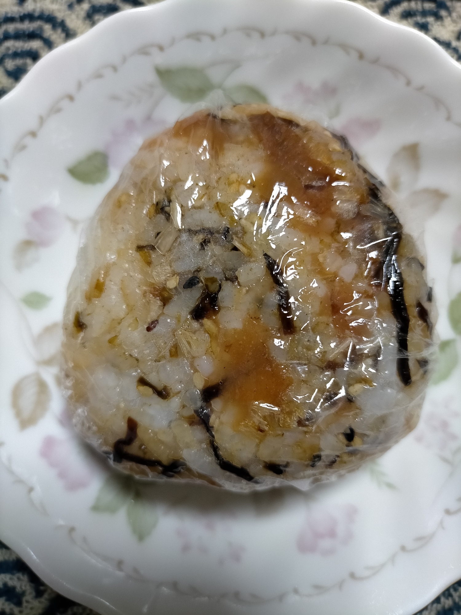 塩昆布とはちみつ梅と味ごまふりかけと鰹節のおにぎり