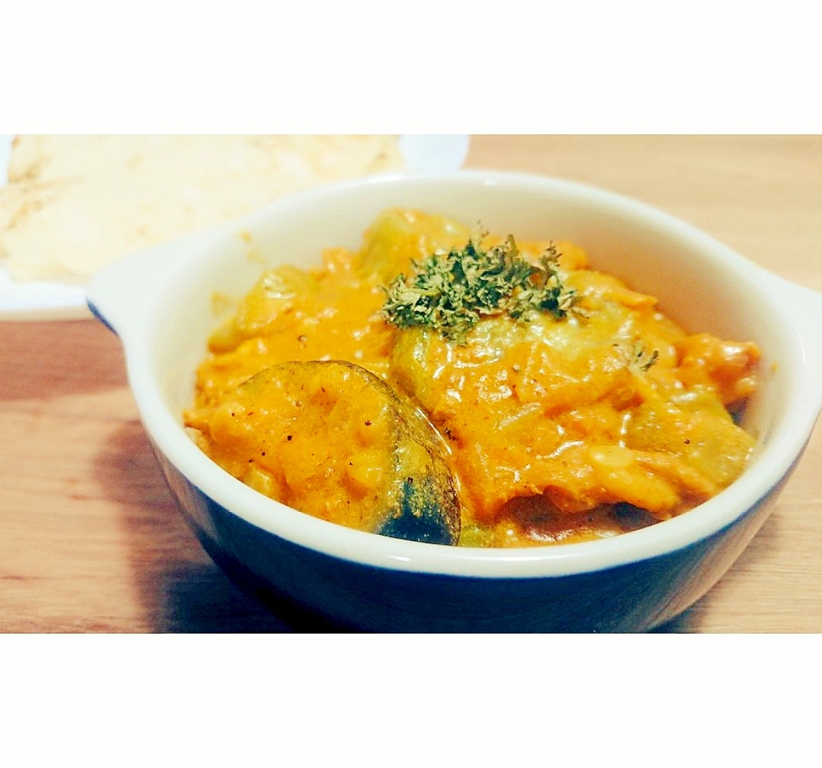 持ち手つきの丸皿に盛り付けたヘチマのポークカレー