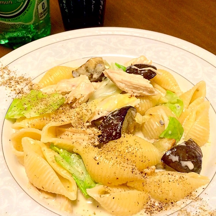 白い皿に盛り付けた蒸し鶏とブルーチーズソースのコンキリエ