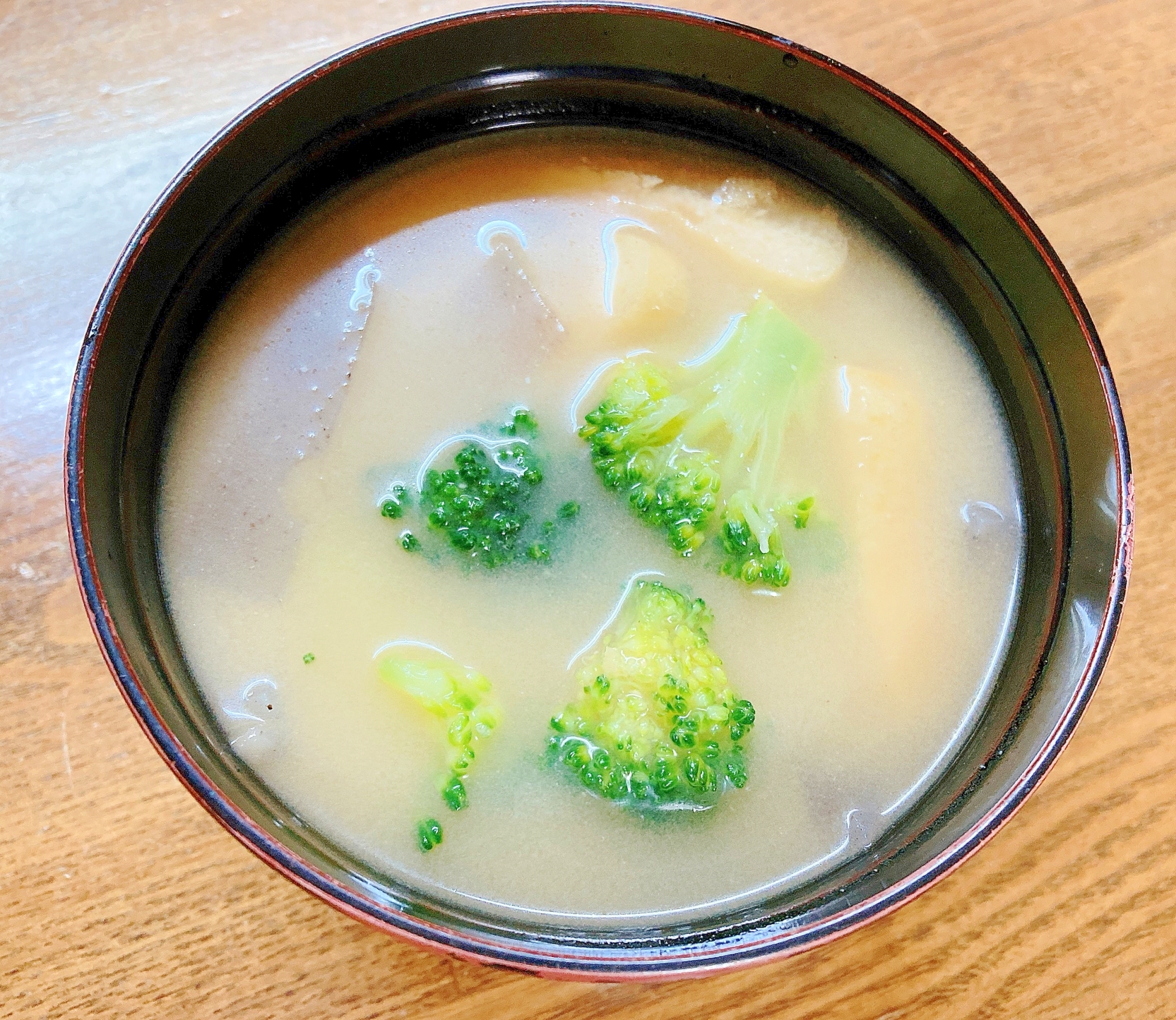 ブロッコリーと蒟蒻と油揚げの味噌汁