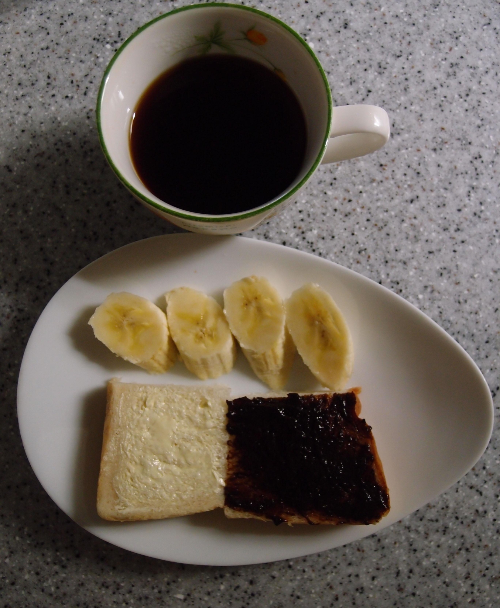 プラムジャム＆バター食パンとバナナとコーヒーの朝食