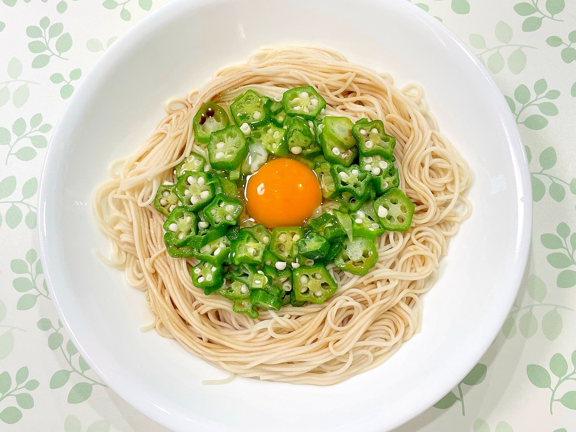 卵とオクラのぶっかけそうめん