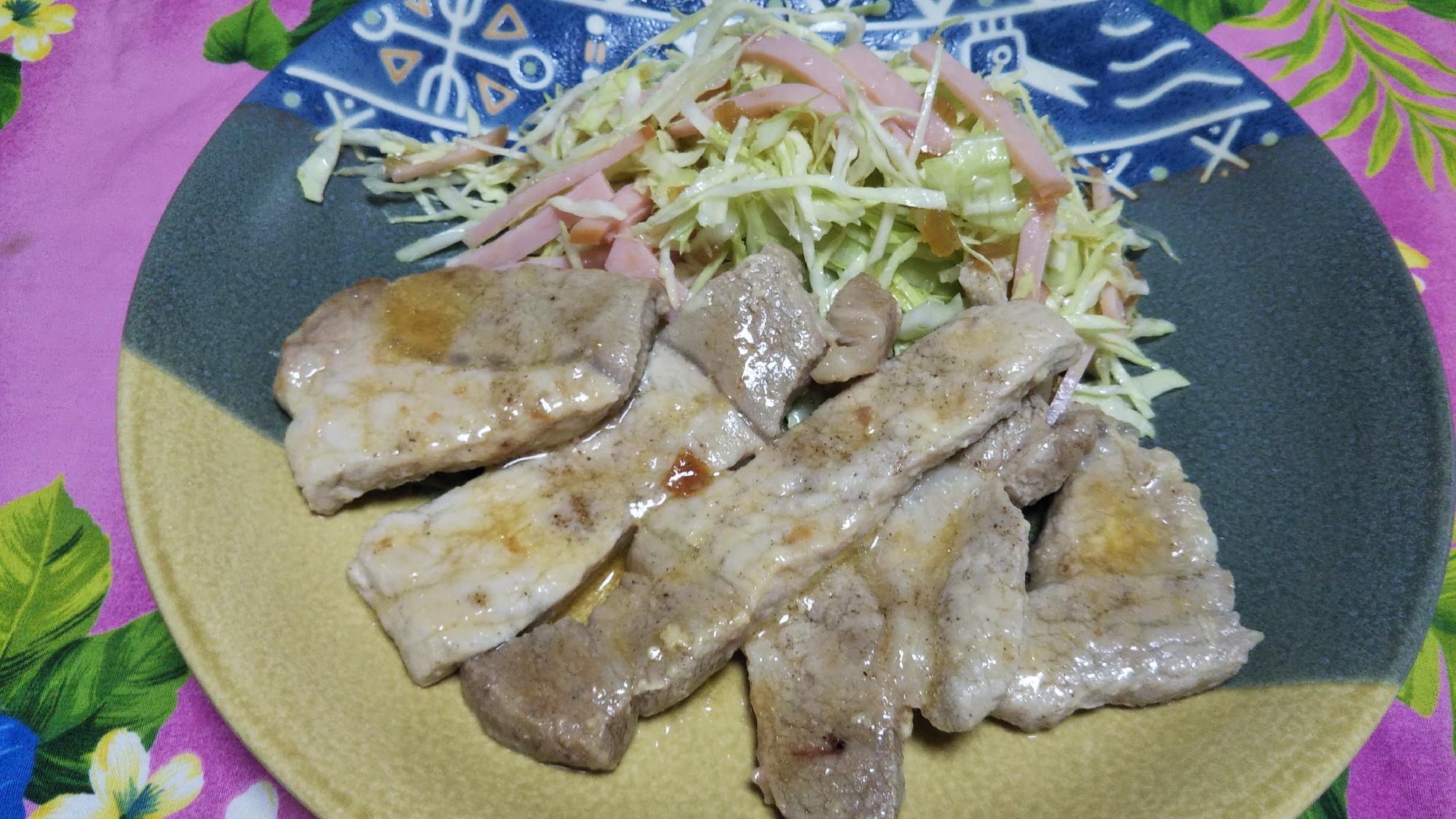 豚ロース肉のマヨネーズ焼きときゃべつハムのサラダ☆