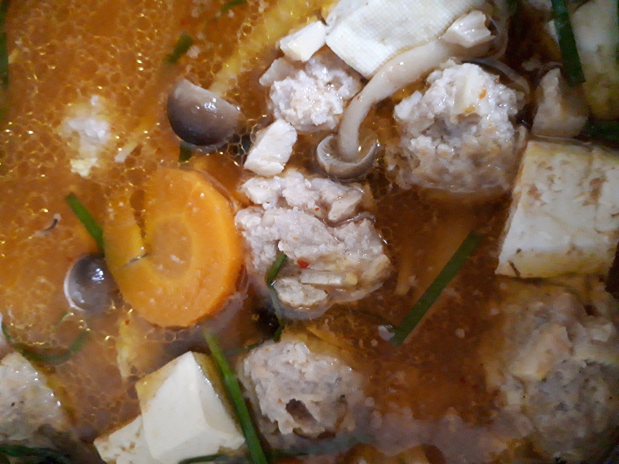 肉団子と野菜と豆腐としめじのピリ辛スープ