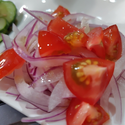 新玉ねぎとトマトの手作りちょい甘ドレッシングサラダ