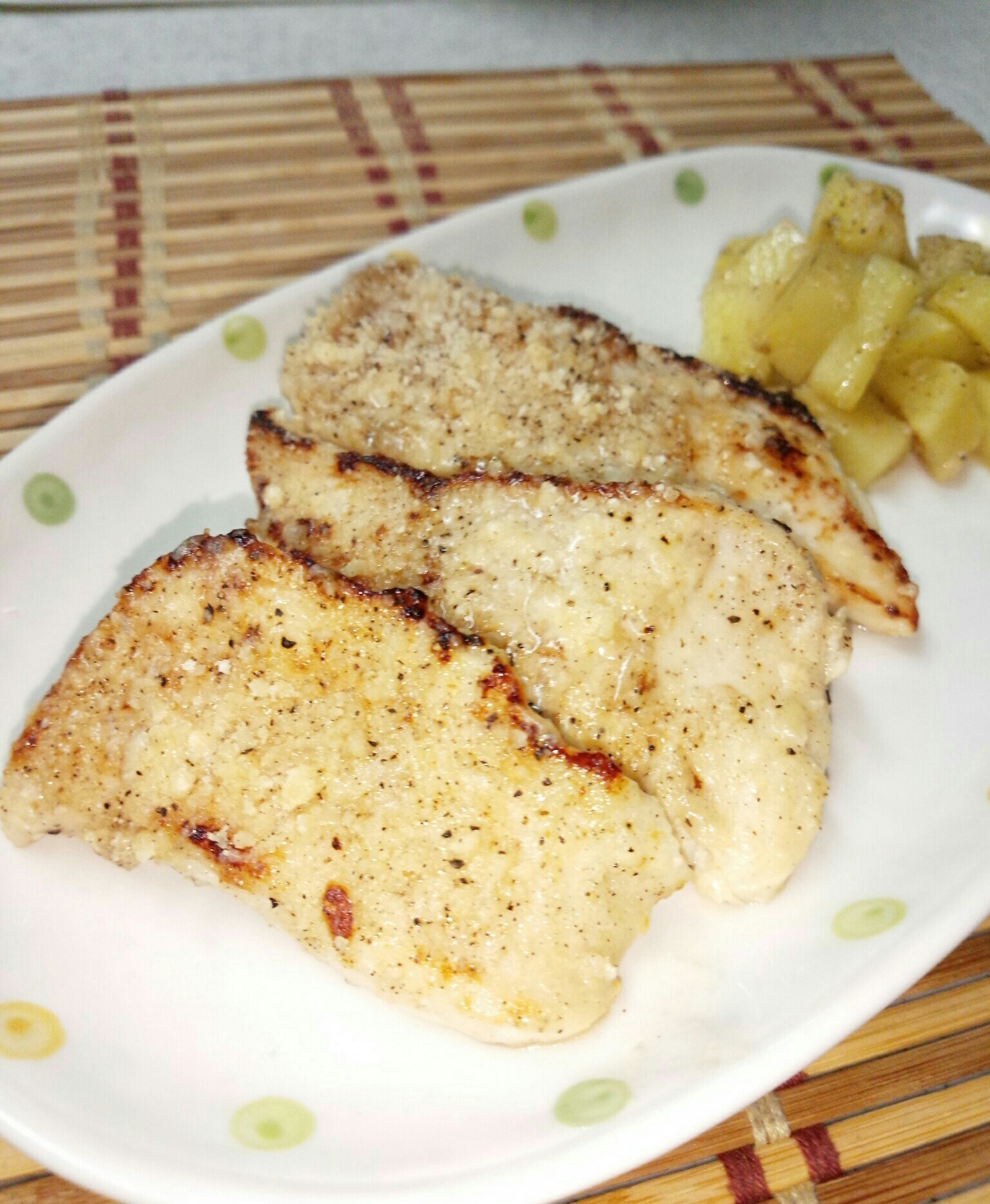 鶏胸肉の粉チーズソテー