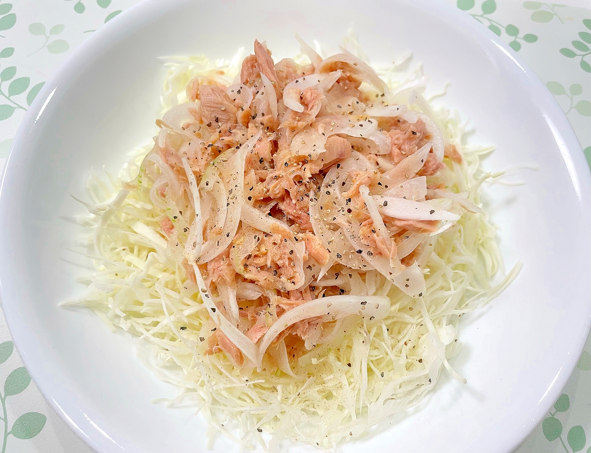 スライスオニオンとツナのサラダ