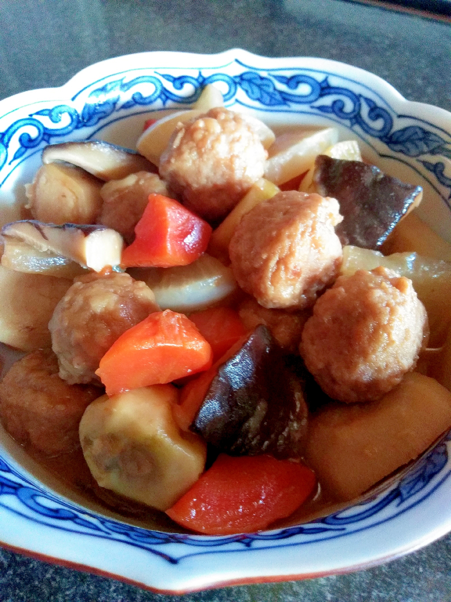 鶏肉団子と里芋と冬野菜の煮物