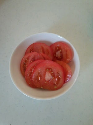オリーブオイルとクレイジーソルトでトマトを！