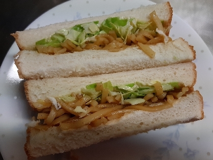 材料こんだけ超簡単！ふわふわ焼きそばサンド庶民味