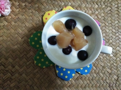 朝用のデザートにmimiちゃんがいつも冷やしているように真似してみたよ(笑）
朝楽だしスチューベンとりんごジャムで、待ち遠しいです❤️
