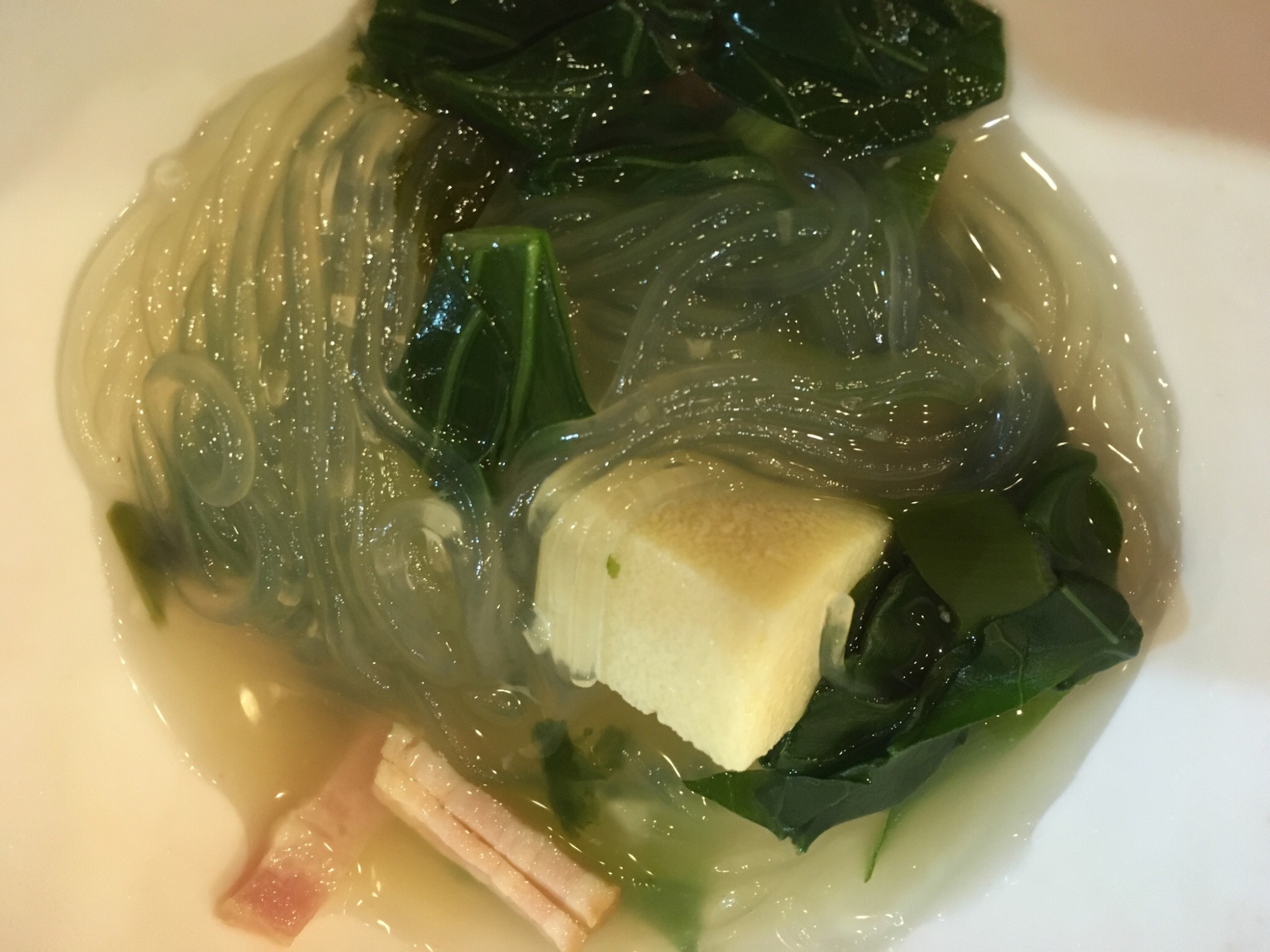 わかめと青梗菜と高野豆腐とベーコンと春雨のスープ