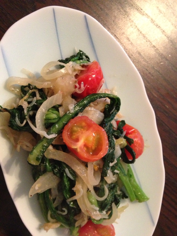 春菊と新玉ねぎ、しらすのガーリックソテー