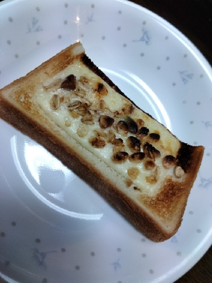 グラノーラピザトースト