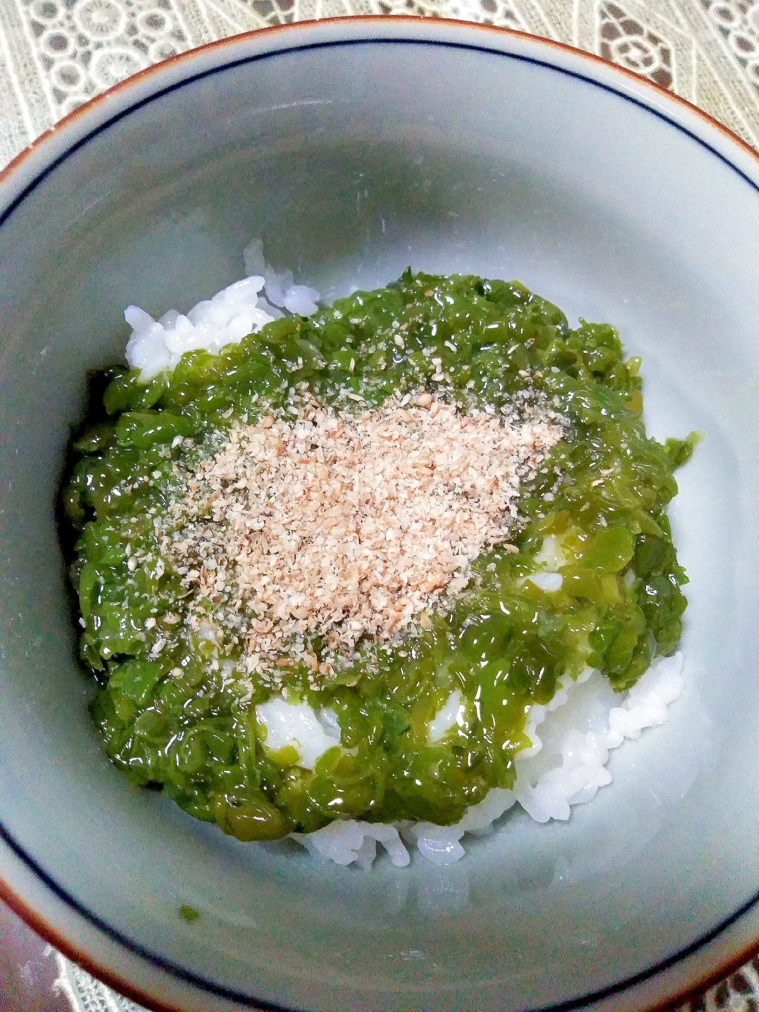 すり白ごまをのせためかぶ丼