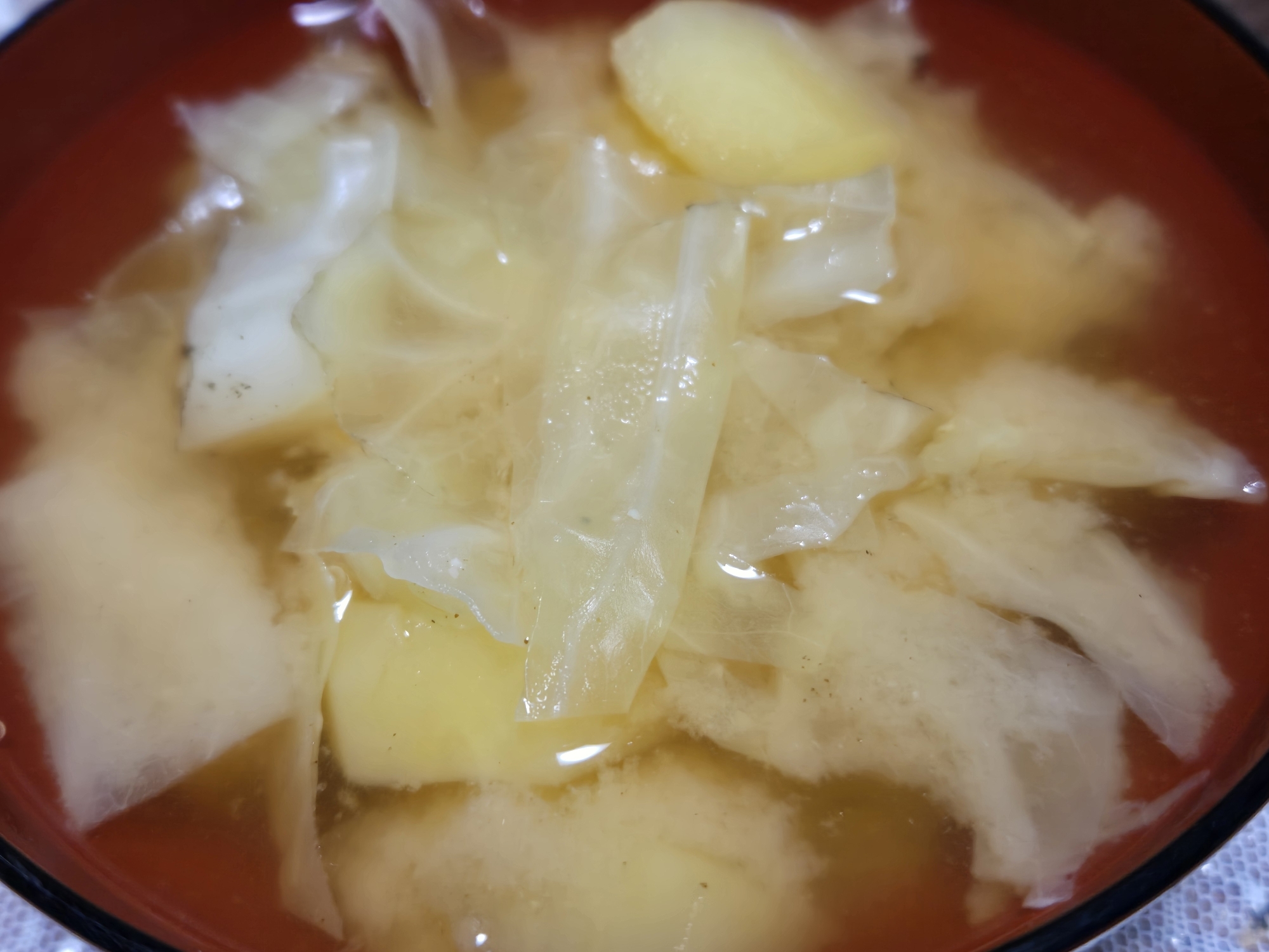 キャベツとじゃがいものお味噌汁