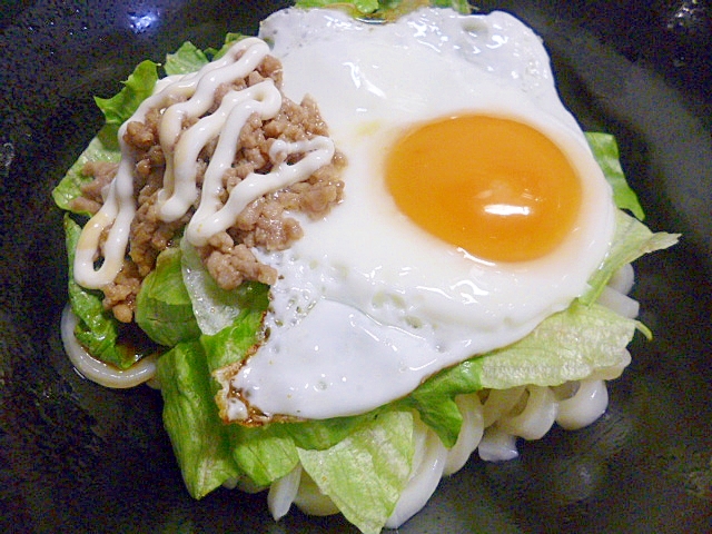 かんたん！冷凍うどんで目玉焼きのっけ肉味噌うどん