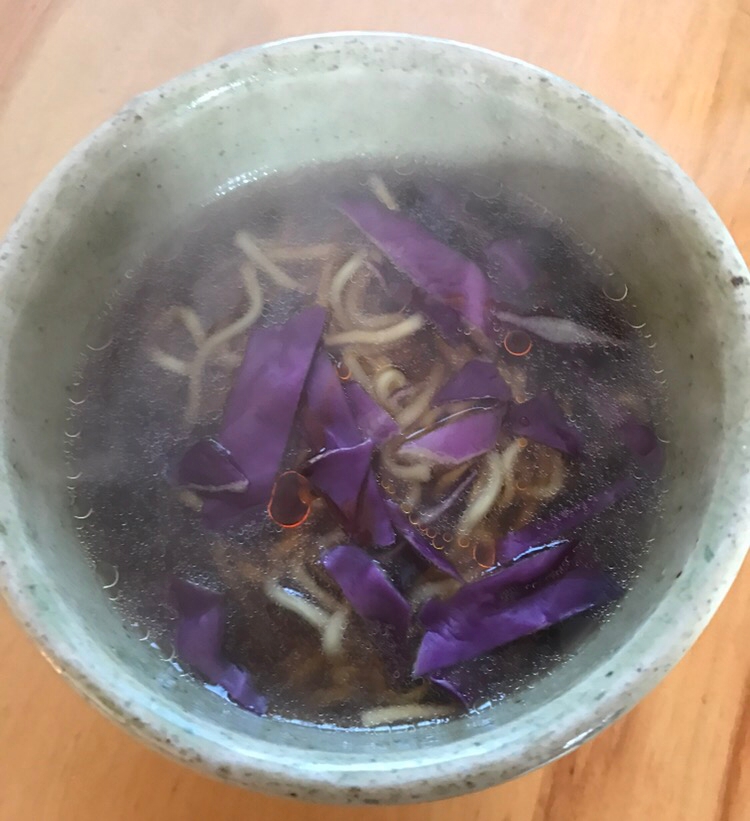 紫キャベツのピリ辛醤油ラーメン