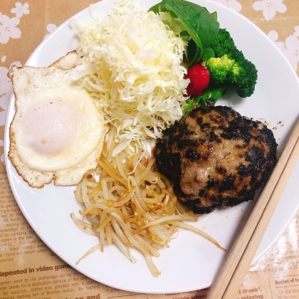 ミニトマトと玉ねぎ入りハンバーグ☆お野菜・卵添え