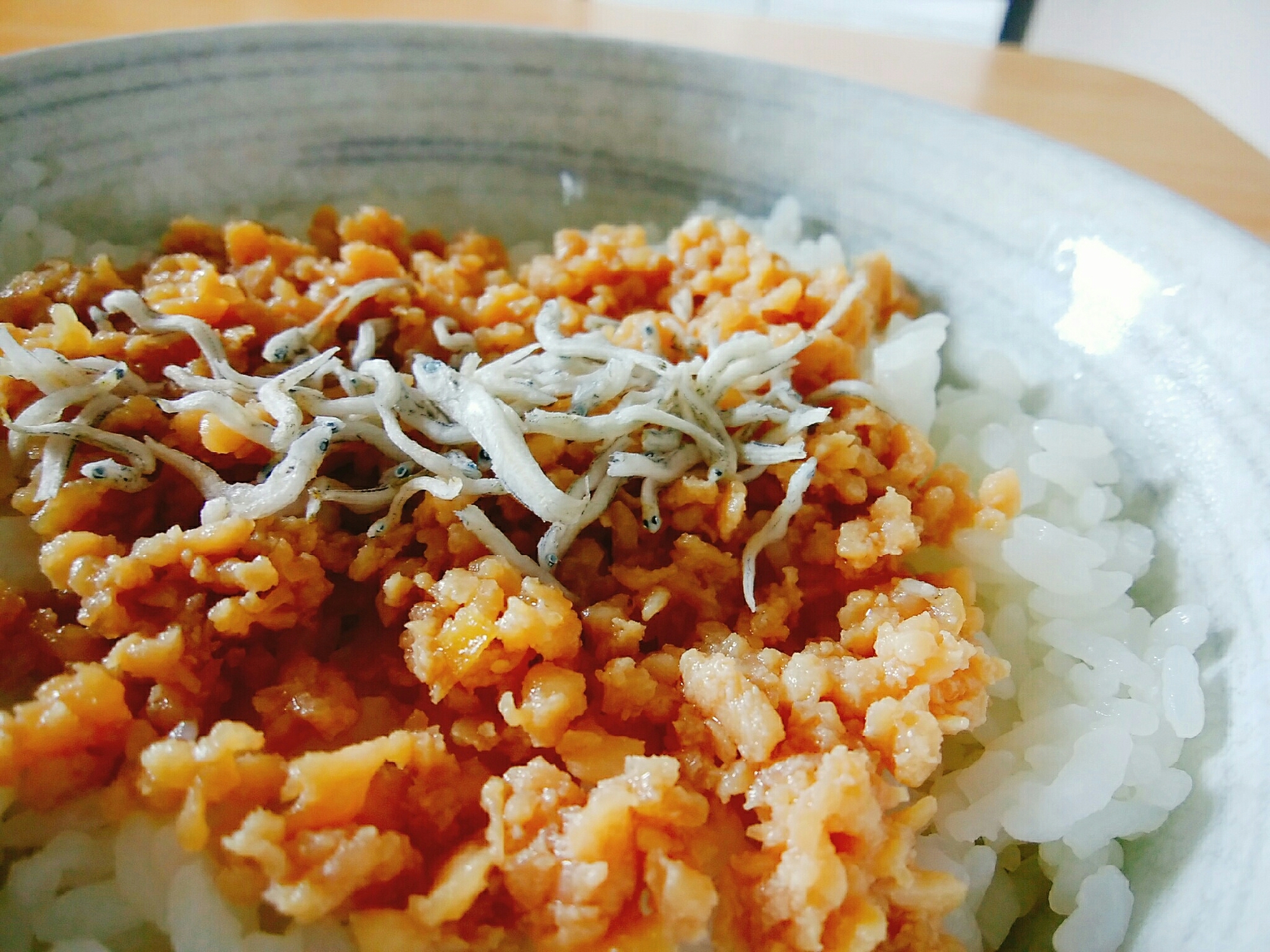 鶏そぼろとちりめんじゃこの丼