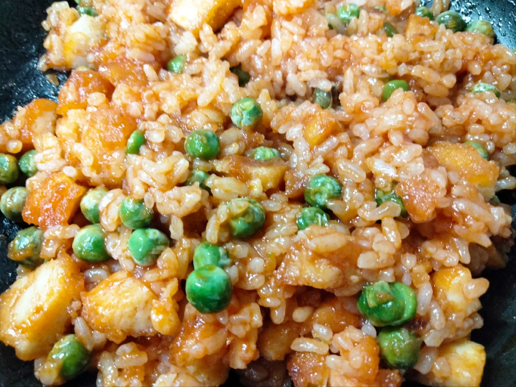 チキンカツとエンドウ豆のケチャップ炒めご飯