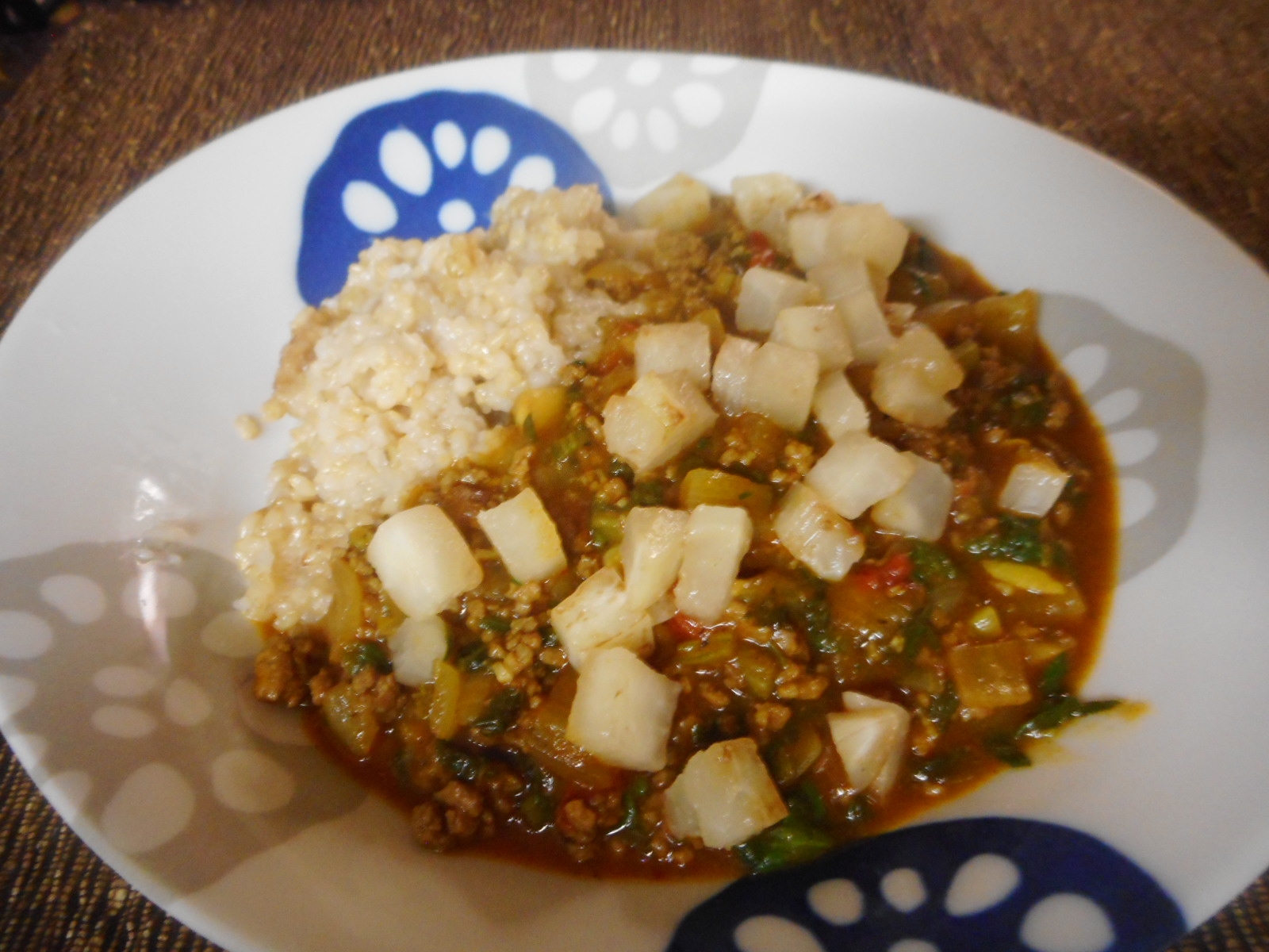 器に盛り付けられたかぶのキーマカレー