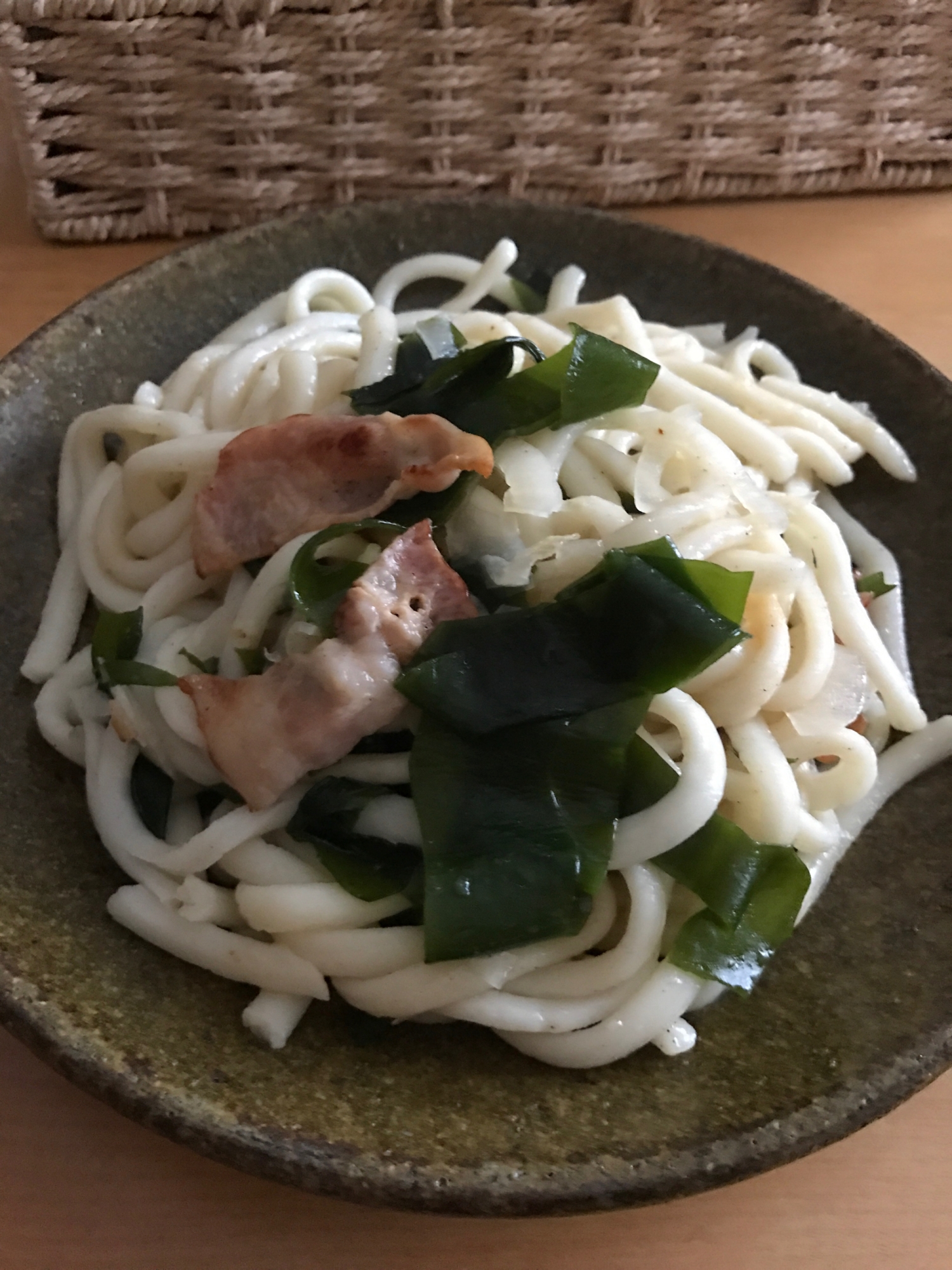 新玉ネギとわかめ、ベーコンの焼きうどん