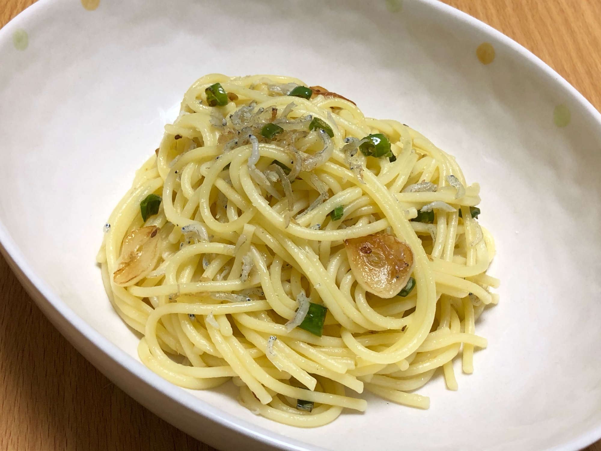 白い皿に盛り付けたちりめんじゃこと青唐辛子のパスタ